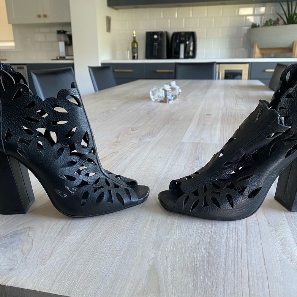 Gently worn leather heels - Picture 4 of 6